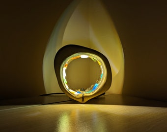 The Ring, lamp van aClast shop. Drift, hout, kust, rustiek, kunst, uniek, decoratief, handgemaakt, handgemaakt, vrij, staand, bed, zijkant, tafel, slang, raar.