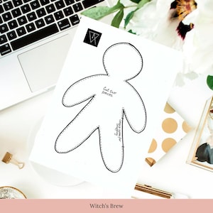 Könnte beinhalten: Druckbare Vorlage für eine einfache Puppe, mit Anweisungen zum Zuschneiden von zwei Teilen und zum Hinterlassen einer Öffnung zum Füllen. Die Vorlage befindet sich auf einem weißen Blatt Papier mit dem Text "Zwei Teile schneiden" und "Zum Füllen offen lassen".