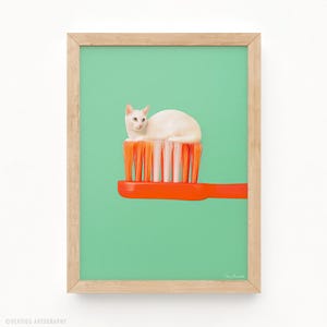 Toothpaste Cat (Katzen Kunst, Surreale Kunst, Katzen Collage Print, Humor, Kitty, weiße Katze, Badezimmer lustige Kunst, Morgen Katze Poster, Toilette Wand Dekor)