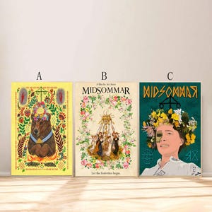 Op de afbeelding: Drie filmposters voor de film Midsommar. De eerste poster heeft een gele en groene achtergrond met een beer die een bloemenkrans draagt. De tweede poster heeft een bloemenkrans met een meiboom en dansende mensen. De derde poster heeft een vrouw die een bloemenkrans en een wit shirt draagt met een groene achtergrond. De tekst op de posters luidt "Midsommar" en "Laat de festiviteiten beginnen."