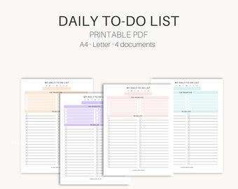 Op de afbeelding: Vier printbare dagelijkse to-do-lijst sjablonen in verschillende pastelkleuren: perzik, lavendel, roze en lichtblauw. Elk sjabloon heeft een sectie voor "Top Priorities" en een grotere sectie voor een "To Do List". De tekst "MY DAILY TO DO LIST" staat bovenaan elk sjabloon.