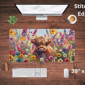 Könnte beinhalten: Eine farbenfrohe Mauspad mit einer Highland-Kuh, die auf einer Wildblumenwiese steht. Die Mauspad hat genähte Kanten und misst 39 Zoll mal 20 Zoll.