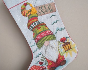Calcetín navideño personalizado con gnomo bordado a mano. Colección Original Dimensions - Calcetín de gnomo. Decoración de punto de cruz.