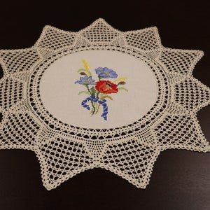 Besticktes Sternchen Häkeldeckchen mit Blumenstrauß. Handarbeit. Einzigartiges Geschenk!