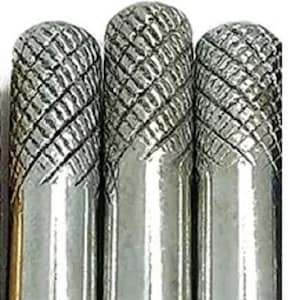 Könnte beinhalten: Drei silberne Möbelknöpfe aus Metall mit einem Diamantenmuster. Die Knöpfe haben einen Durchmesser von etwa 2,5 cm und eine Länge von 3,8 cm.
