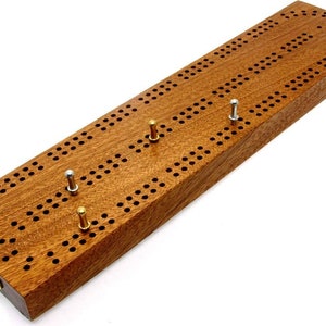 Tablero de cribbage británico de madera dura de dos pistas continuas Brimtoy - 30 cm (12&quot;)