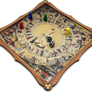 Op de afbeelding: Een vierkant houten bordspel met een spiraalvormig pad met genummerde illustraties en een centrale gansafbeelding met het getal 63. Het spel bevat vier gekleurde pionnen in rood, blauw, groen en geel, samen met twee zwarte dobbelstenen.