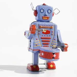 Kleiner trommelnder Roboter