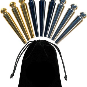 Könnte beinhalten: Ein Satz von zehn Gitarrenstimmwirbeln in Gold- und Silbertönen, angeordnet in einem Kreis um einen schwarzen Samtbeutel mit Kordelzug.