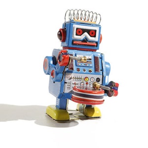 Kleiner Trommeliger Roboter Mit Spikey Haar