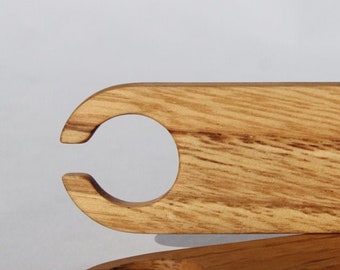 2 Weaving shuttles