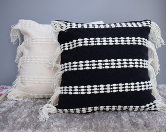 Juego de fundas de cojín tejidas a mano: funda de almohada de algodón blanco y negro con flecos de lana