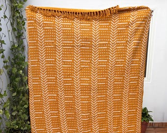 Jeté en tissu jaune moutarde : coton imprimé à la main avec glands