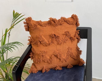 Funda de almohada de algodón con flecos en color óxido - 50 x 50 cm
