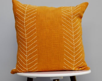 マスタードイエローのハンドカンタ刺繍枕カバー：コットンクッション