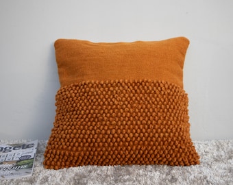 Funda de cojín Chunky Loops color naranja óxido: funda de almohada de algodón y lana tejida a mano