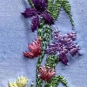 Lesezeichenstickerei mit Iris und Tulpen