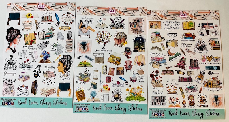 Puede incluir: Tres hojas de pegatinas brillantes con tem&aacute;tica de amantes de los libros. Las pegatinas presentan ilustraciones de libros, b&uacute;hos, tazas de caf&eacute; y citas inspiradoras. El texto "Book Lover Glossy Stickers" est&aacute; en la parte inferior de cada hoja.