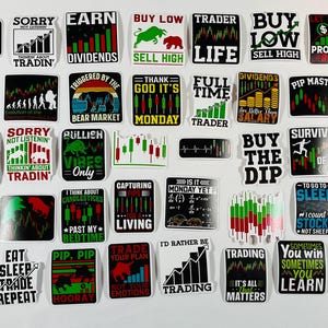 Peut inclure: Une collection de 36 autocollants color&eacute;s avec des citations et des graphismes motivants li&eacute;s au trading et &agrave; l'investissement. Les autocollants pr&eacute;sentent une vari&eacute;t&eacute; de couleurs, notamment le noir, le vert, le rouge et le blanc. Les autocollants sont imprim&eacute;s sur du papier blanc et ont une finition brillante.