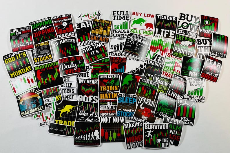 Peut inclure: Une collection d'autocollants color&eacute;s avec des phrases et des graphiques li&eacute;s au march&eacute; boursier et au trading. Les autocollants pr&eacute;sentent une vari&eacute;t&eacute; de couleurs, notamment le noir, le vert, le rouge et le blanc. Certaines des phrases sur les autocollants incluent "La vie a ses hauts et ses bas", "Le risque est mon pain quotidien", "Trading They Hatin", "Restez calme et tradez", et "Vendre haut, acheter bas".