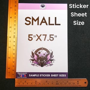Puede incluir: Una peque&ntilde;a hoja de pegatinas, de 12,7 cm x 19 cm, con una ilustraci&oacute;n de un murci&eacute;lago. La hoja muestra la palabra "SMALL" en marr&oacute;n. Tambi&eacute;n se ve el texto "SAMPLE STICKER SHEET SIZES".