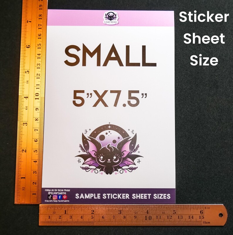 Puede incluir: Una peque&ntilde;a hoja de pegatinas, de 12,7 cm x 19 cm, con una ilustraci&oacute;n de un murci&eacute;lago. La hoja muestra la palabra "SMALL" en marr&oacute;n. Tambi&eacute;n se ve el texto "SAMPLE STICKER SHEET SIZES".