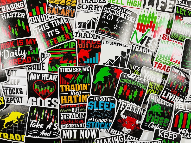 Peut inclure: Une collection d'autocollants color&eacute;s avec diverses phrases et graphiques li&eacute;s au march&eacute; boursier et au trading. Les autocollants sont de couleur noire, verte, rouge et blanche et comprennent des phrases comme "Trading Master", "Le risque est mon pain quotidien", "Ils me voient trader, ils me d&eacute;testent", et "Pour aller dormir, je compte les actions".