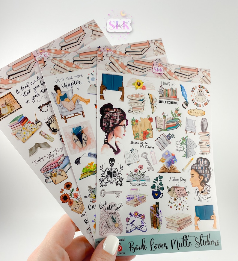 Puede incluir: Una mano sostiene varias hojas de "Book Lover Malle Stickers". Las pegatinas presentan ilustraciones de libros, lectura y elementos relacionados. Las pegatinas tienen texto como "Just one more chapter" y "Reading is my therapy."