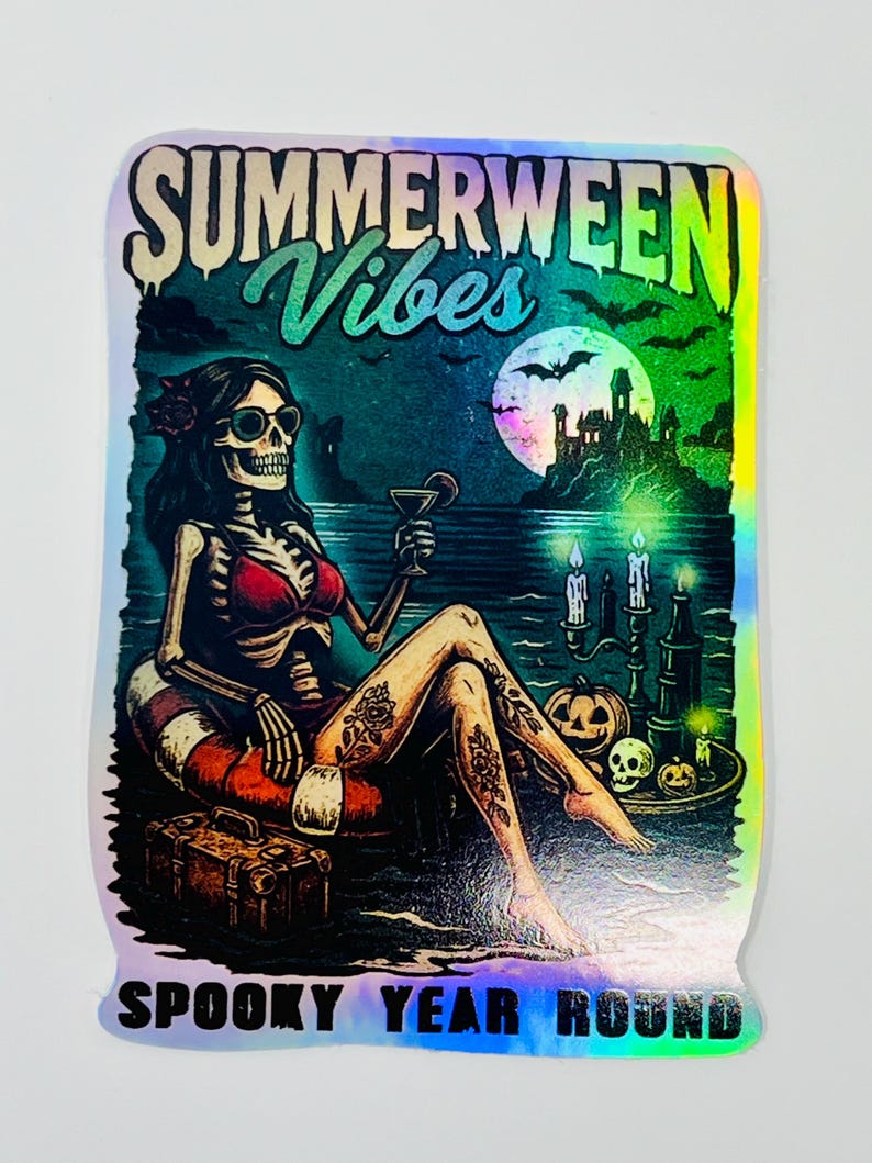 Puede incluir: Pegatina hologr&aacute;fica con un esqueleto en traje de ba&ntilde;o rojo, gafas de sol y tatuajes, sosteniendo un c&oacute;ctel. La pegatina dice "SUMMERWEEN VIBES" y "SPOOKY YEAR ROUND" con un fondo de escena de playa espeluznante.