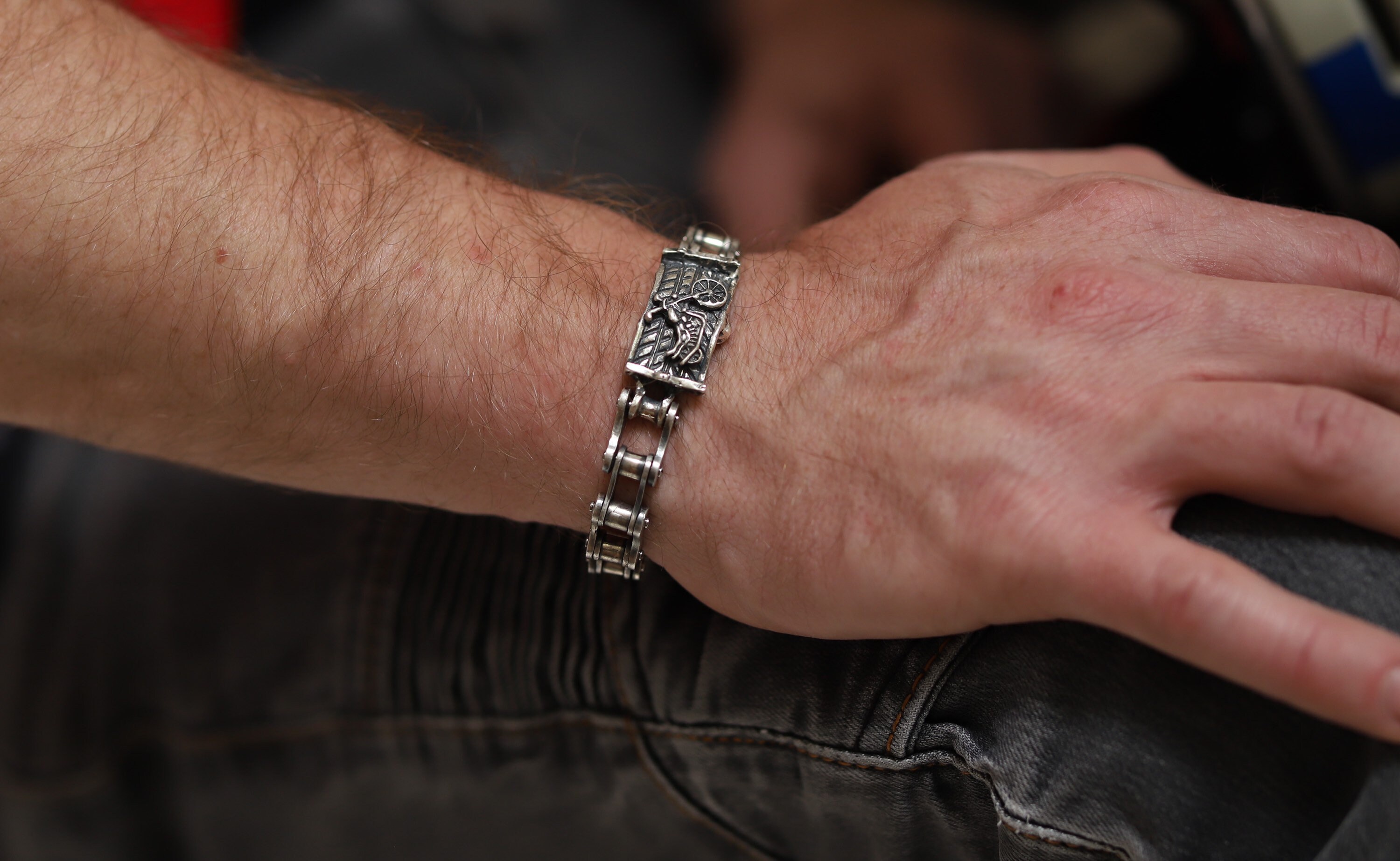 Motorrad auf Reifen Kettenarmband - Oxidiertes massives 925 Sterling Silber - Harly Geschenk für ihn - Seltenes Geschenk für Biker - Mechaniker Schmuck