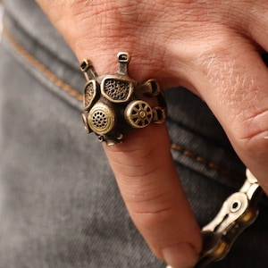 U.S Armed Forces M40 Gas Mask Ring - Biohazard jewelry - Brass Metal cool gift ring - cyberpunk jewelry - steampunk war gas mask
