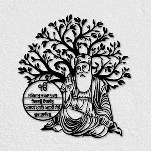 Peut inclure: Décoration murale en métal noir représentant une figure assise avec une longue barbe et un turban, sous un arbre stylisé. Un emblème circulaire avec du texte est positionné devant la figure. L'œuvre est conçue avec des détails découpés complexes.