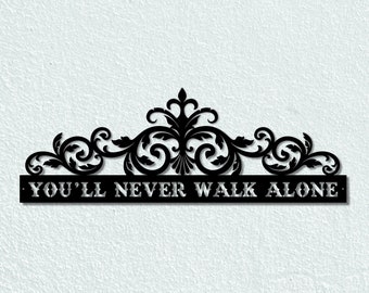 Può includere: Decorazione da parete in metallo nero con un design a scorrimento decorativo e il testo "YOU'LL NEVER WALK ALONE".