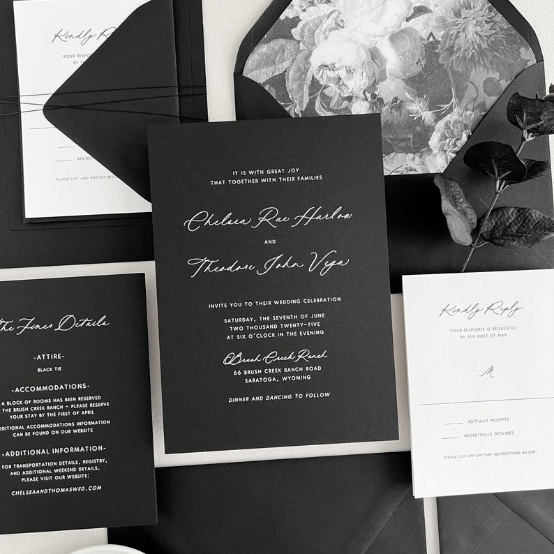 K&ouml;nnte beinhalten: Schwarze und wei&szlig;e Hochzeitseinladungssuite mit floralem Design. Die Einladung zeigt die Namen des Paares, "Chelsea Rae Harlow und Theodore John Vyge", das Datum und die Uhrzeit der Hochzeit sowie den Ort. Die RSVP-Karte enth&auml;lt den Text "Kindly Reply".