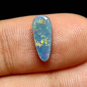 Natürlicher Blauer australischer Opal | Loderndes Feuer | Schmuckherstellung | Handgemachter Stein | Fancy Form Opal. A2-03