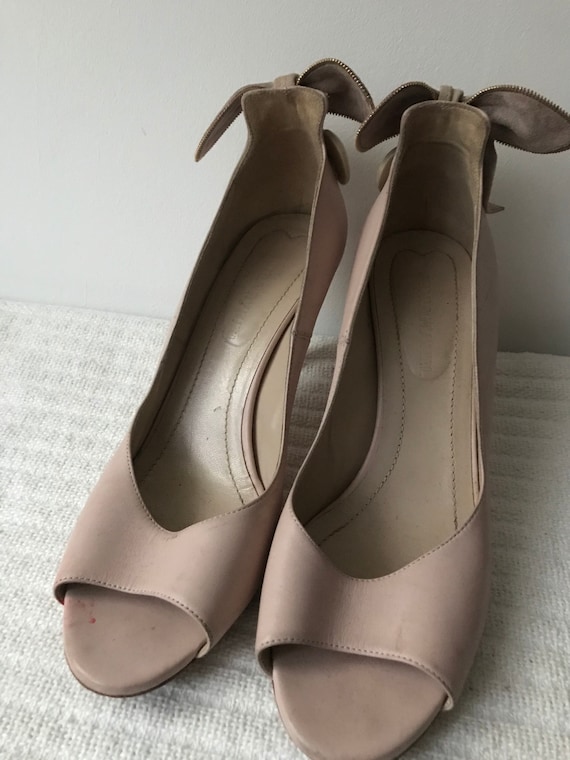 Pale pink kitten heels discount