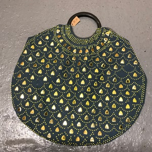 vintage1970 s kralen tas met hart decoratie en stippen met plastic handvat, voering en weinig hart decoratie ontbreekt, maar tas nog steeds schattig