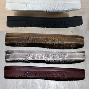 Peut inclure: Cinq semelles de chaussures différentes avec des motifs texturés. Les semelles sont blanches, noires, brunes, grises et bordeaux.