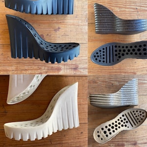 Puede incluir: Un conjunto de cuatro tacones de cuña diferentes en varios colores y texturas. Los tacones están hechos de una variedad de materiales, incluyendo cuero, gamuza y lona. Los tacones tienen todos diferentes alturas, que van de 5 a 10 cm.