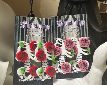 Schöne Knochen und Ohrringe