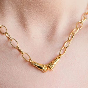 Holding Hands Charm Necklace, Holding Hands Pendant, Romantic Couple Necklace, Gold Dainty Necklace, Holding Hands Jewelry, Couple Gift