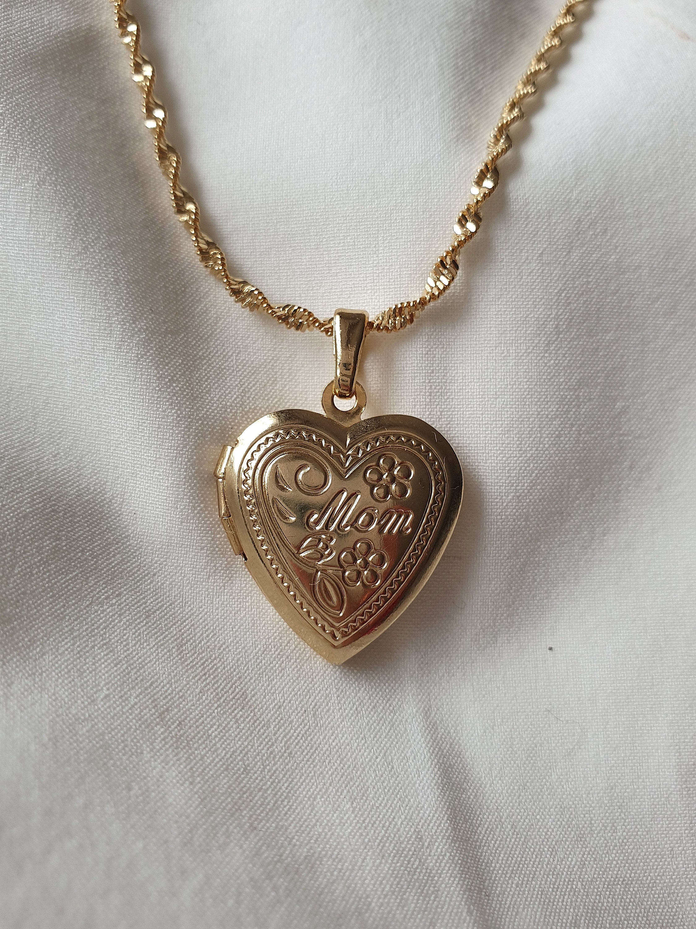 Delicate Floral Oval Heart Locket Pendant Necklaces For Women,Stainless Steel Photo Frame Promise Love Keepsake Gift