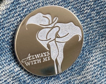 Harde emaille pin Lily Memorial: Always With Me Sympathy-cadeau