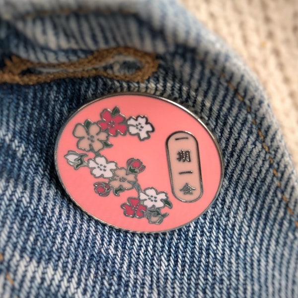 Que chaque jour compte, épingle en émail dur avec fleurs de cerisier du Japon | Insigne | broche cadeau pour un ami qui traverse une période difficile | Épingle Ichi-go Ichi-e