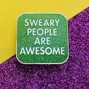 Pin de esmalte brillante con texto "La gente que dice palabrotas es increíble" / Broche con texto "La gente que dice palabrotas es increíble"