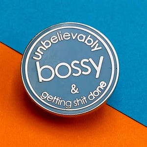 Pin de esmalte increíblemente mandona: insignia, broche, regalo: regalo para mamá ocupada, regalo para esposa trabajadora, insignia divertida para amiga mandona, supermujer
