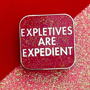 Pin, insignia o broche de esmalte brillante con texto "Los improperios son esenciales" / Regalo insultante para un compañero de trabajo / Regalo divertido para mamá / Insignia con humor