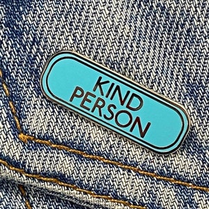 Eu sou um broche de esmalte de pessoa gentil, distintivo, broche | Melhor presente para cuidador | Enchimento de meia para amigo | Presente para professor | Presente de enfermeira