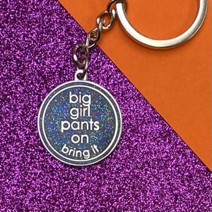 Big Girl Pants On, Bring It Glittery Emaille-Schlüsselanhänger | Glitzernder Hart Emaille Schlüsselanhänger | Geschenk für Bestie geht durch es | Großes Mädchen Hosen Geschenk
