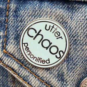 Pin de esmalte personificado do caos absoluto - presente engraçado para companheiro com TDAH | presente engraçado, mas verdadeiro, para amigo caótico | distintivo engraçado para amigo